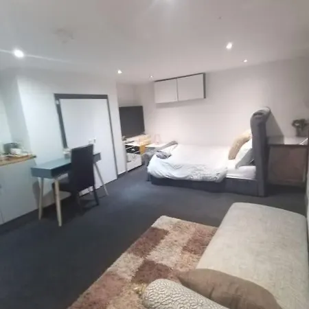 A Cosy Deluxe Size With Queen Size And Sofa Bed * Leeds (West Yorkshire)