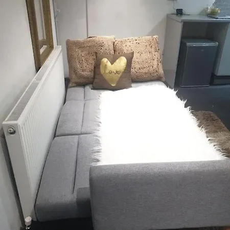 A Cosy Deluxe Size With Queen Size And Sofa Bed * Leeds (West Yorkshire)
