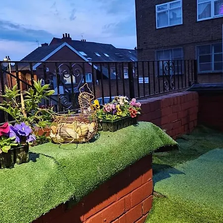 A Cosy Deluxe Size With Queen Size And Sofa Bed * Leeds (West Yorkshire)