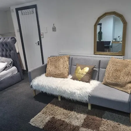 A Cosy Deluxe Size With Queen Size And Sofa Bed * Leeds (West Yorkshire)
