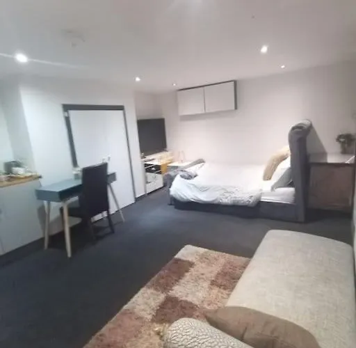 A Cosy Deluxe Size With Queen Size And Sofa Bed * Leeds (West Yorkshire)