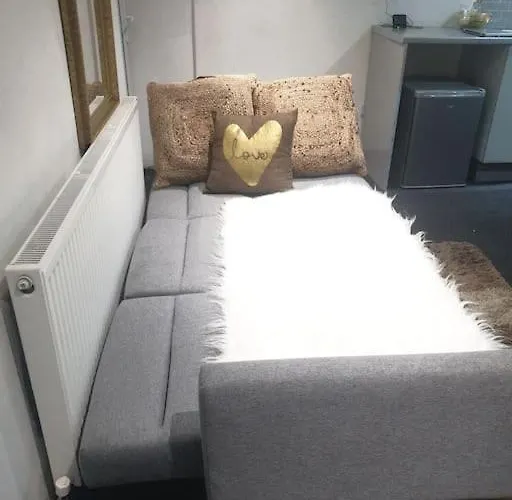 A Cosy Deluxe Size With Queen Size And Sofa Bed * Leeds (West Yorkshire)