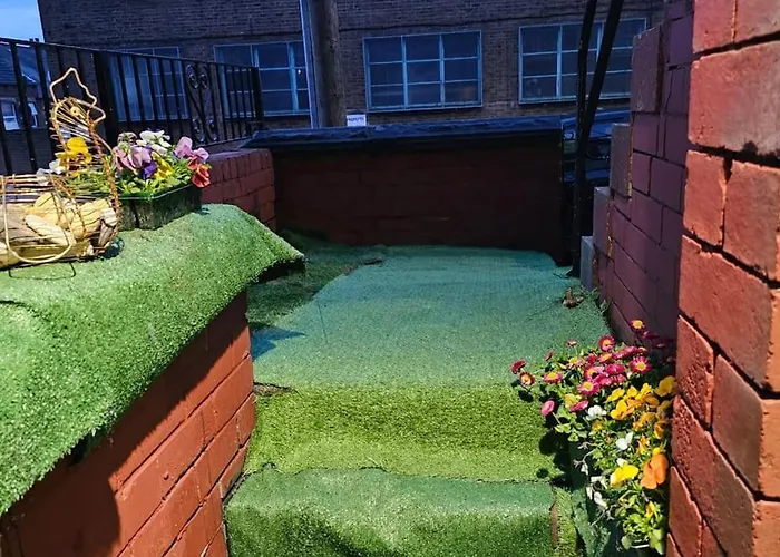 A Cosy Deluxe Size With Queen Size And Sofa Bed Leeds (West Yorkshire)