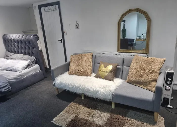 A Cosy Deluxe Size With Queen Size And Sofa Bed * Leeds (West Yorkshire)